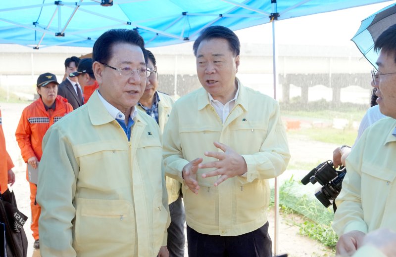 김영록 전남지사가 17일 화순 풍수해생활권 사업 현장을 찾아 수해 대비 현장 점검을 하고 있다.(전남도 제공. 재배포 및 DB 금지) 2025.7.17/뉴스1