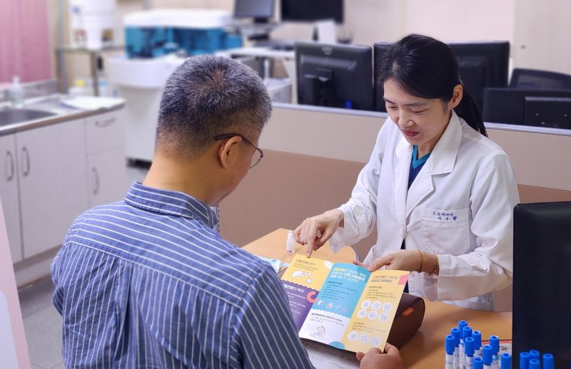 [남원=뉴시스] 남원시보건소 관계자가 보건소를 방문한 시민에게 C형간염 및 항체검사에 대해 설명하고 있다. 2025.05.09. photo@newsis.com. *재판매 및 DB 금지
