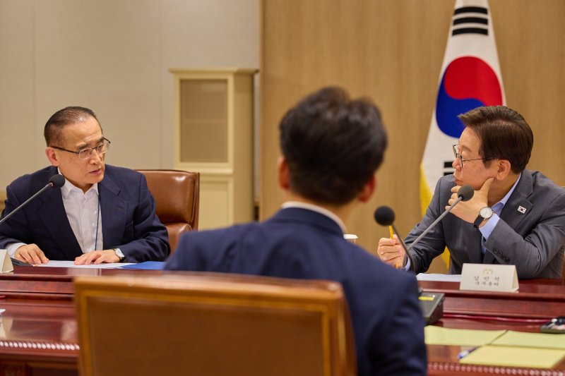 이재명 대통령이 10일 서울 용산 대통령실에서 열린 국가안전보장회의(NSC) 전체회의에서 위성락 국가안보실장과 대화하고 있다. (대통령실 제공. 재판매 및 DB 금지) 2025.7.10/뉴스1 ⓒ News1 허경 기자