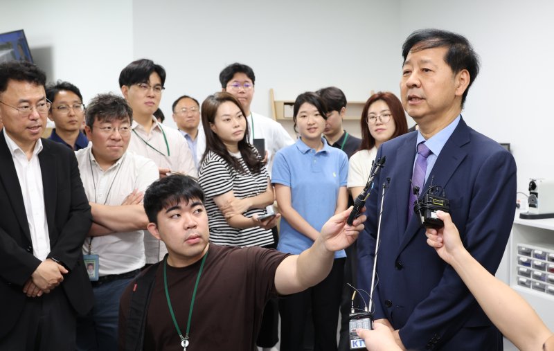 [세종=뉴시스] 강종민 기자 = 구윤철 부총리 겸 기획재정부 장관이 21일 세종시 정부세종청사 출입기자실을 방문, 질문에 답하고 있다. 2025.07.21. ppkjm@newsis.com