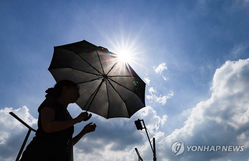 가리고 싶은 태양 (출처=연합뉴스)