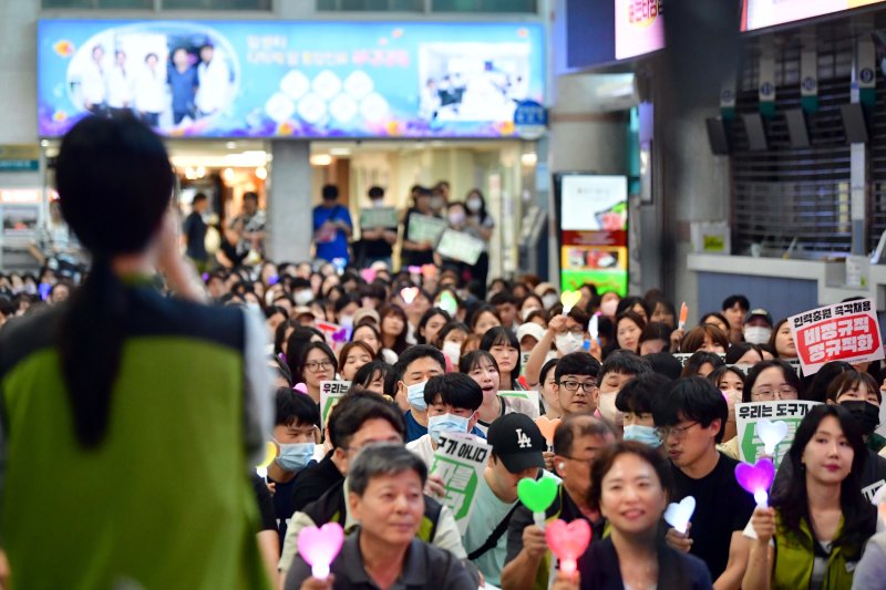 [광주=뉴시스] 이현행 기자 = 전국보건의료노조 조선대병원지부 소속 노조원들이 임단협 막바지 교섭이 열리고 있는 23일 오후 광주 동구 조선대병원 본관에서 파업 전야제를 열고 있다. 2025.07.23. lhh@newsis.com