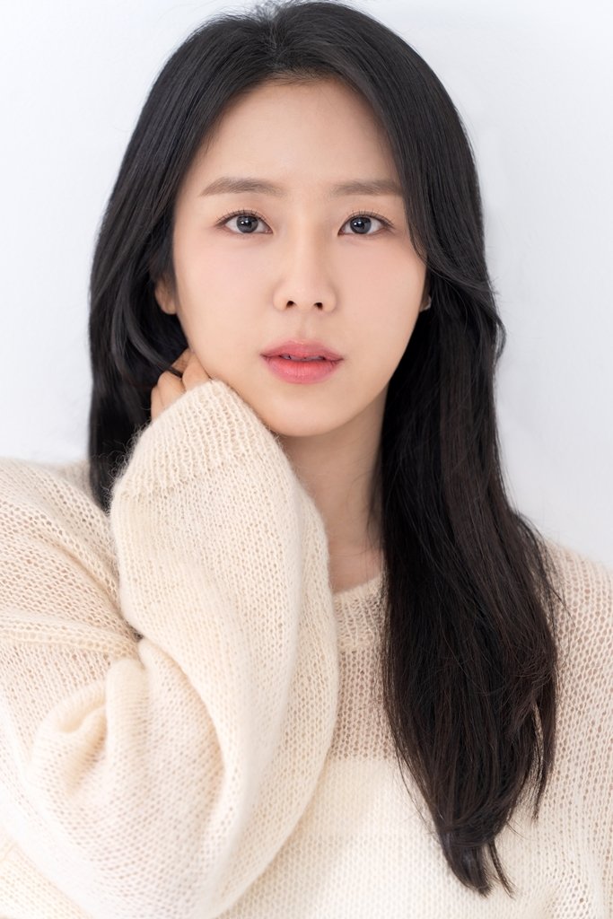 예원, 엔터세븐 이적 후 새 프로필 공개…청순·고혹 오간 매력