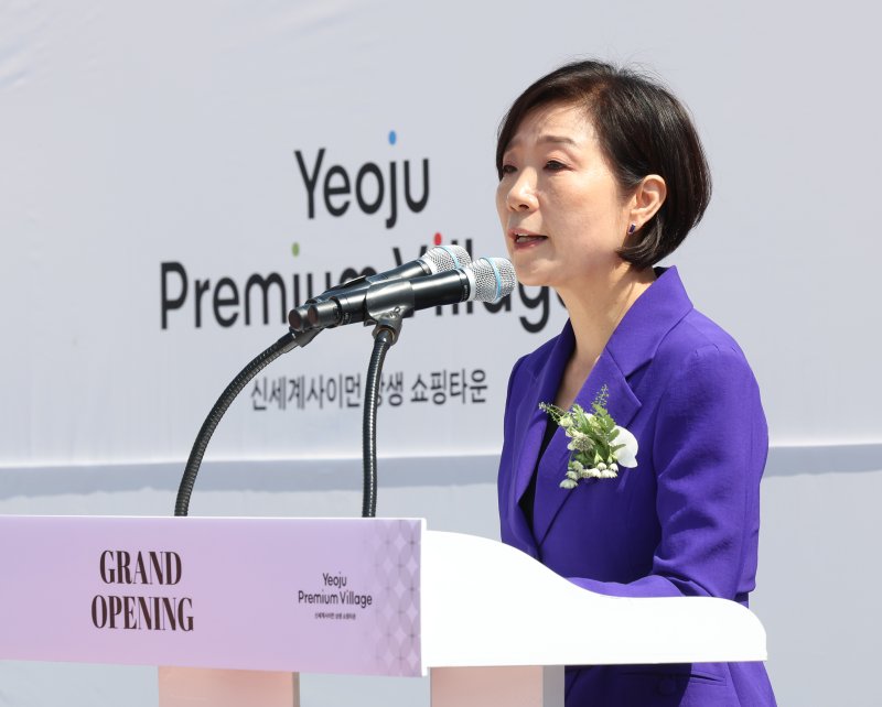 [여주=뉴시스] 김금보 기자 = 오영주 중소벤처기업부 장관이 지난해 5월 31일 경기도 여주시 여주 프리미엄 빌리지에서 열린 개장식에서 축사를 하고 있다. 2025.07.24. kgb@newsis.com