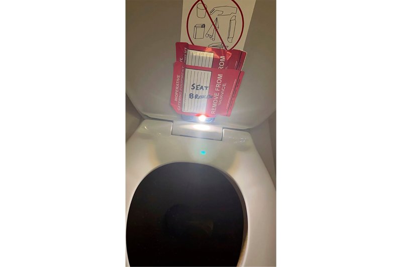 [보스턴= AP/뉴시스] 미국 사우스 캐롤라이나주 샬럿 시에서 보스턴으로 가는 아메리칸 항공사 여객기 여자화장실 변기 뚜껑에 장치된 비밀 촬영장치. 이를 설치해서 7세에서 14세의 소녀 5명을 촬영한 항공기 승무원 카터 톰슨에게 7월 23일 보스턴 법정은 20년 이하 최고형인 18.5년 형을 선고했다. 2025.07.24.