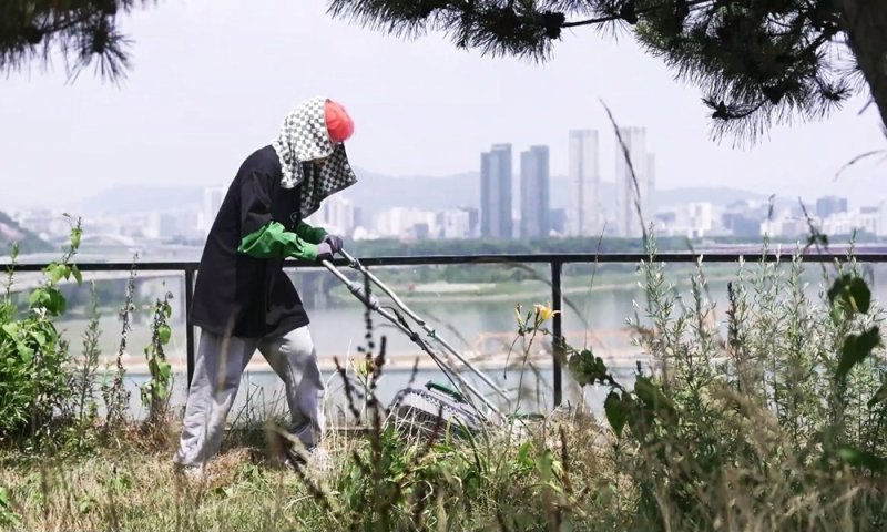'나혼산' 키, 땡볕 아래 예초 작업하다 땀 흠뻑…끝없는 잡초에 울먹