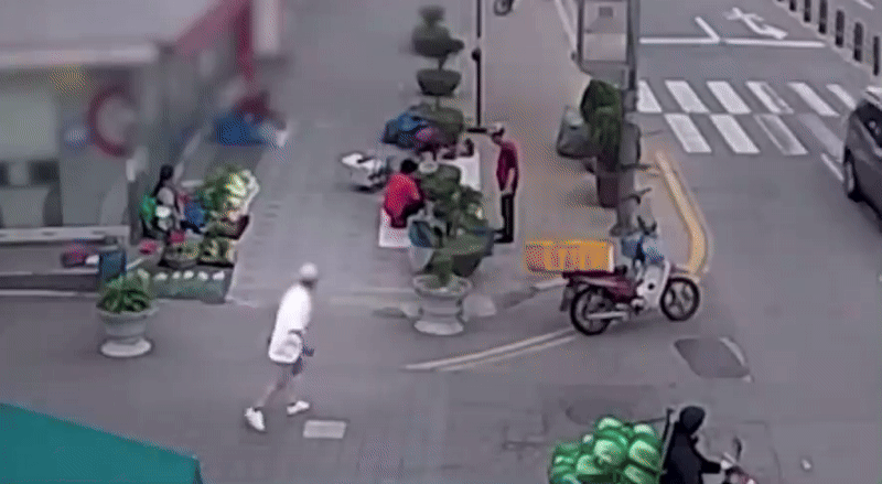 "바람 쐬고 싶어서"..오토바이 훔쳐 달아난 남성, 역주행에 신호위반까지 [영상]