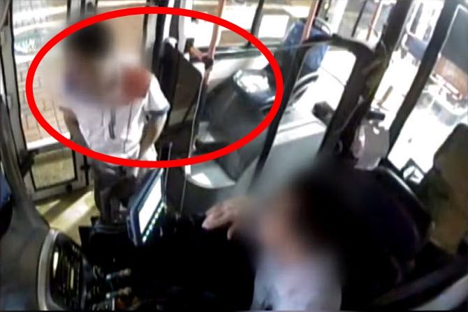 욕하고 바지내리더니… 버스서 돌연 대변 테러한 男