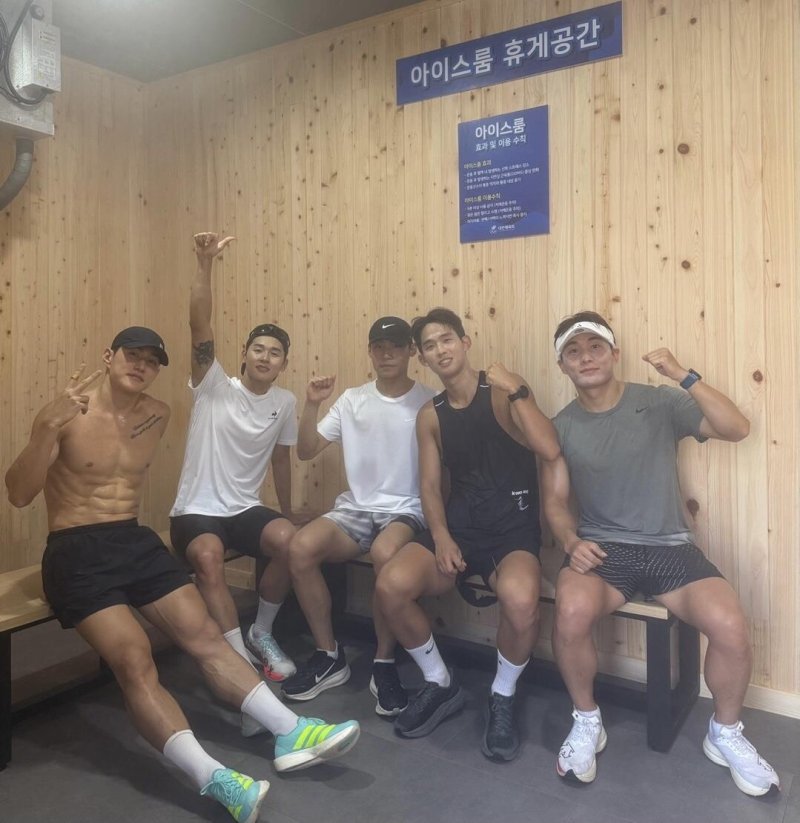 아이스방 안에서 더위를 식히는 근대5종 선수들 (출처=연합뉴스)