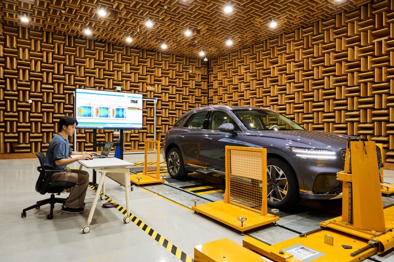 현대차·기아 남양기술연구소 NVH동 로드노이즈시험실에서 GV70 전동화 모델의 실내 유입 노면 소음을 측정하는 모습. 사진=현대차그룹 제공