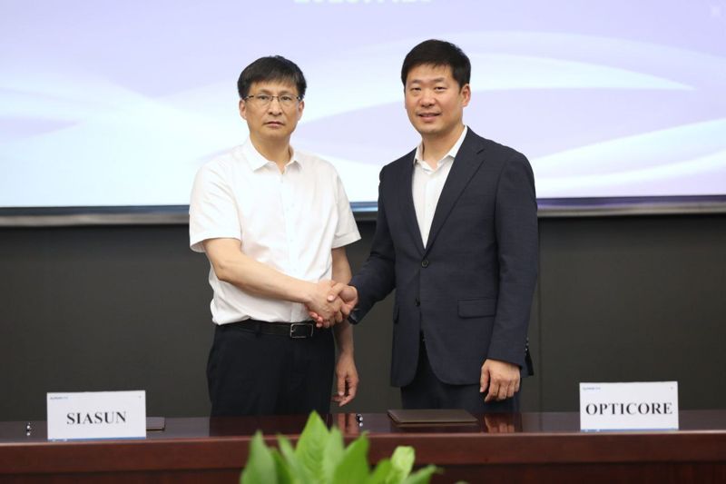 문유석 옵티코어 대표이사(오른쪽)와 장진(Zhangjin) 시아순 대표이사가 중국 심양에 위치한 시아순 본사에서 휴머노이드 로봇용 힘토크센서 공급을 위한 업무협약(MOU)을 체결한 후 악수하고 있다. 옵티코어 제공