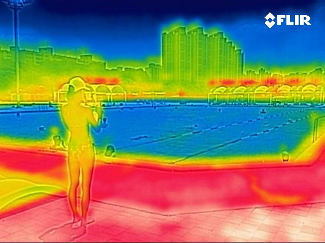 [서울=뉴시스] 김진아 기자 = 서울의 낮 최고 기온이 32도까지 오르는 무더운 날씨를 보인 23일 서울 서초구 잠원한강공원 수영장을 찾은 시민들이 물놀이를 하며 즐거운 시간을 보내고 있다.열화상 카메라로 촬영한 사진은 온도가 높을수록 붉은색, 낮을수록 푸른색을 나타낸다. 2025.06.23. bluesoda@newsis.com