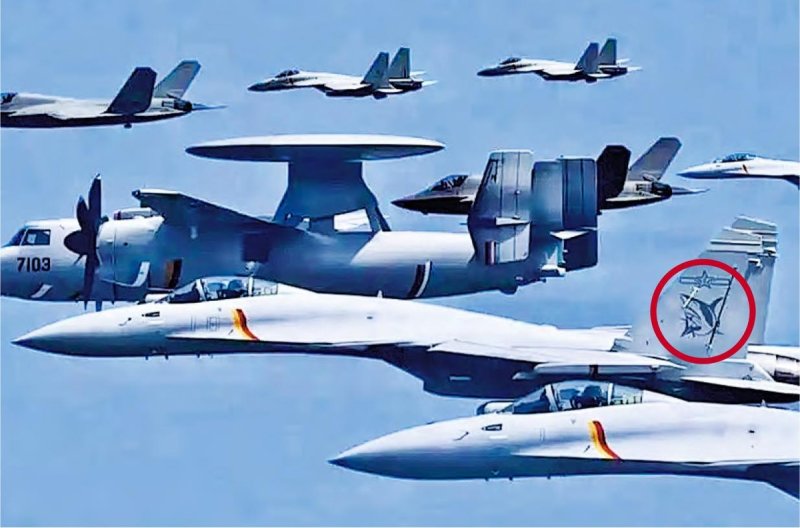 중국 해군 항공대 군용기들과 비행 중인 J-35 (출처=연합뉴스)