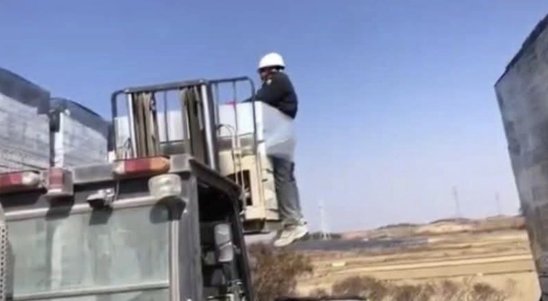 [서울=뉴시스] 전라남도 나주시의 한 벽돌 생산공장에서 스리랑카 출신 이주노동자가 지게차 화물에 묶인 채 들어올려지는 영상이 공개돼 논란이 일고 있다. (사진=전남이주노동자네트워크 제공) 2025.07.24 *재판매 및 DB 금지