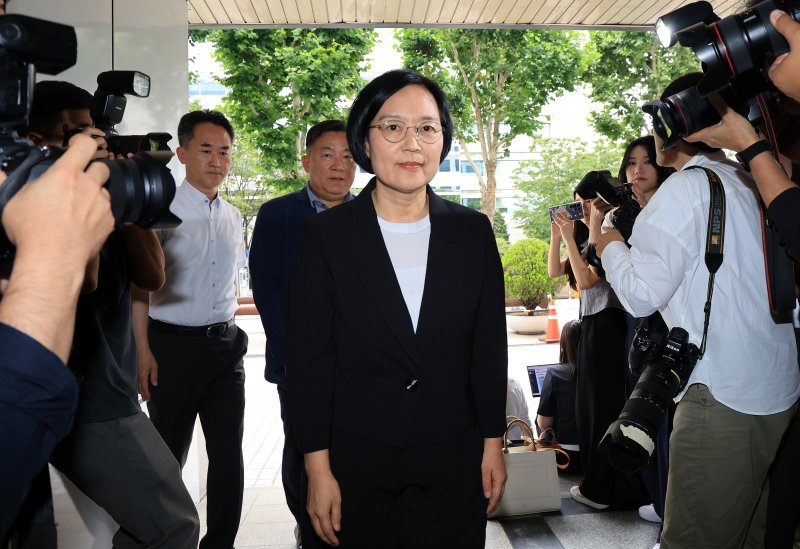 한성숙 중소벤처기업부 장관 후보자가 24일 오후 서울 영등포구 중소기업기술정보진흥원 수도권평가실 내 인사청문회 준비 사무실로 출근하고 있다. 2025.6.24/뉴스1 ⓒ News1 김진환 기자