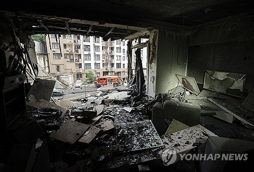러시아 드론 공격으로 파괴된 키이우의 아파트 (출처=연합뉴스)