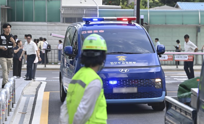 구속 중인 이일준 삼부토건 회장이 탑승한 것으로 추정되는 법무부 호송차량이 23일 오전 서울 종로구 kt 광화문빌딩에 마련된 김건희특검 건물로 들어가고 있다. (공동취재) 2025.7.23/뉴스1 ⓒ News1 박정호 기자