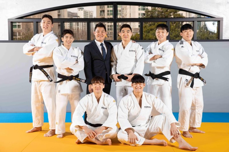 김재범 한국마사회 유도단 감독(가운데 양복 입은 이) (출처=연합뉴스)