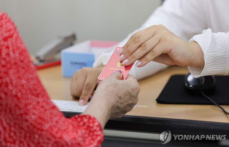 스티커로 색상 '단일화'…소비쿠폰 지급 (출처=연합뉴스)
