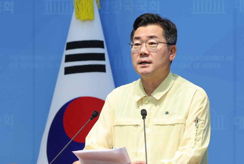 박찬대 더불어민주당 당대표 후보가 24일 오전 서울 여의도 국회 소통관에서 검찰과거사위원회법 제정 등 검찰개혁 관련 기자회견을 하고 있다. 2025.7.24/뉴스1 ⓒ News1 안은나 기자