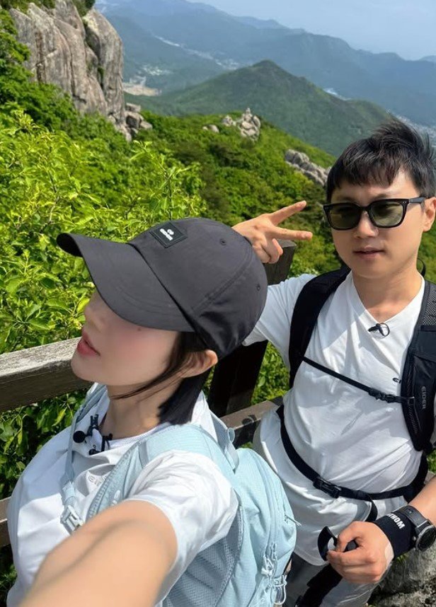 [서울=뉴시스] 가수 권은비가 여행 유튜버 빠니보틀과 함께 등산에 나섰다. (사진=권은비 인스타그램 캡처) 2025.07.24. photo@newsis.com *재판매 및 DB 금지