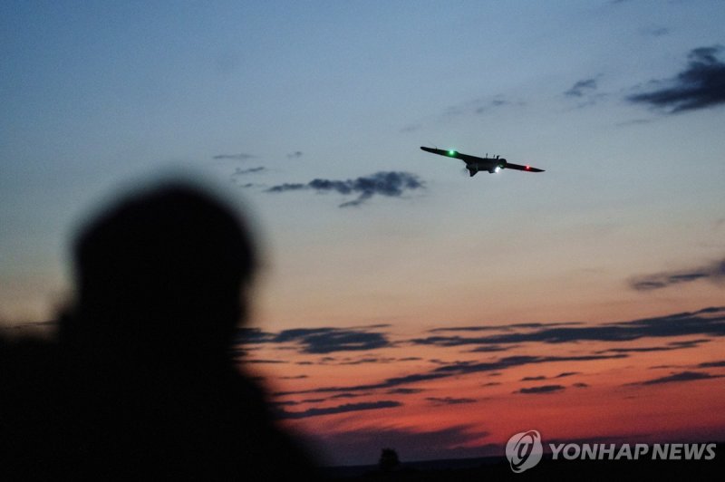드론 조종하는 우크라이나군 (출처=연합뉴스)