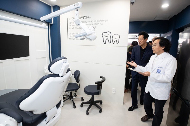오세훈 서울시장이 1일 서울 용산구 동자동 쪽방촌 주민들이 무료로 치과 진료를 받을 수 있는 우리동네구강관리 플러스센터 개소식에서 진료실을 둘러보고 있다. 2024.7.1/뉴스1 ⓒ News1 유승관 기자