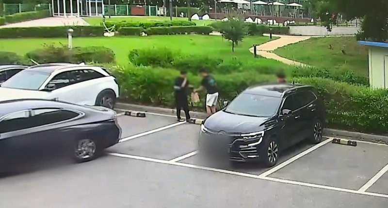 [청주=뉴시스] 자금 세탁을 위해 범죄 수익금을 주고 받는 모습.