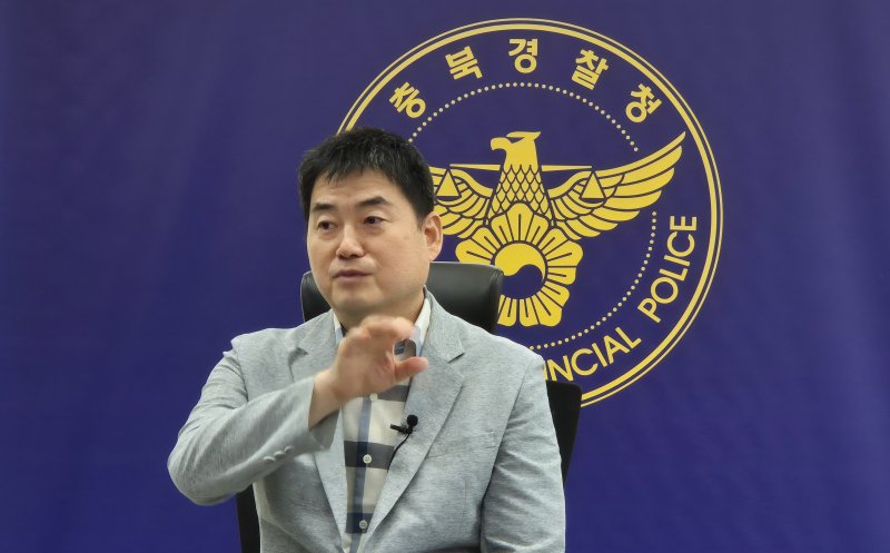 [청주=뉴시스] 연현철 기자 = 한병호 충북경찰청 형사기동대 1팀 경감이 24일 충북경찰청 브리핑실에서 비상장주식 투자리딩 사기조직 일당 검거에 대한 개요를 설명하고 있다. 2025.07.24. yeon0829@newsis.com