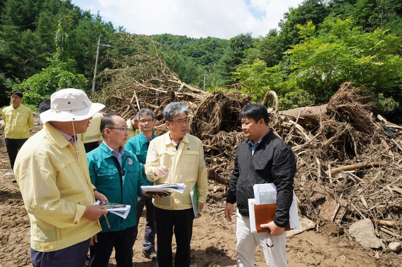[가평=뉴시스] 김양수 기자 = 임상섭(오른쪽 두 번째) 산림청장이 23일 극한호우로 산사태 피해가 발생한 경기도 가평군을 찾아 피해복구 현황을 점검하고 있다. 이 자리서 임 청장은 "가평군 등 관계기관 간 협력해 신속하게 피해현황을 조사하고 피해지 복구지원에 총력을 다하겠다"고 말했다. (사진=산림청 제공) 2025.07.23. photo@newsis.com *재판매 및 DB 금지