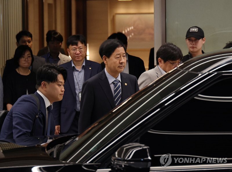 인천공항 빠져나오는 구윤철 기재부 장관 (출처=연합뉴스)