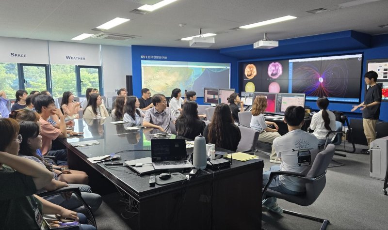 [서울=뉴시스]한국천문연구원은 23~25일 전국 초·중·고등 교원 대상으로 여름 천문연수를 실시한다고 밝혔다. 사진은 교원들이 2025 천문연수에서 견학을 진행하고 있는 모습. (사진=천문연 제공)