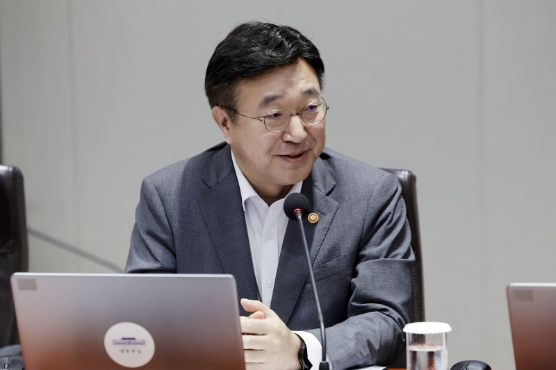 [서울=뉴시스] 최동준 기자 = 윤호중 행정안전부 장관이 지난 22일 서울 용산 대통령실 청사에서 열린 국무회의에서 인사말을 하고 있다. 2025.07.22. photocdj@newsis.com