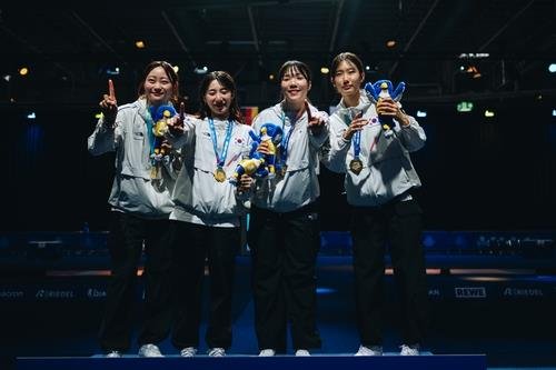 펜싱 여자 사브르 단체전에서 우승한 최세빈(왼쪽부터), 김정미, 전하영, 선은비 (출처=연합뉴스)