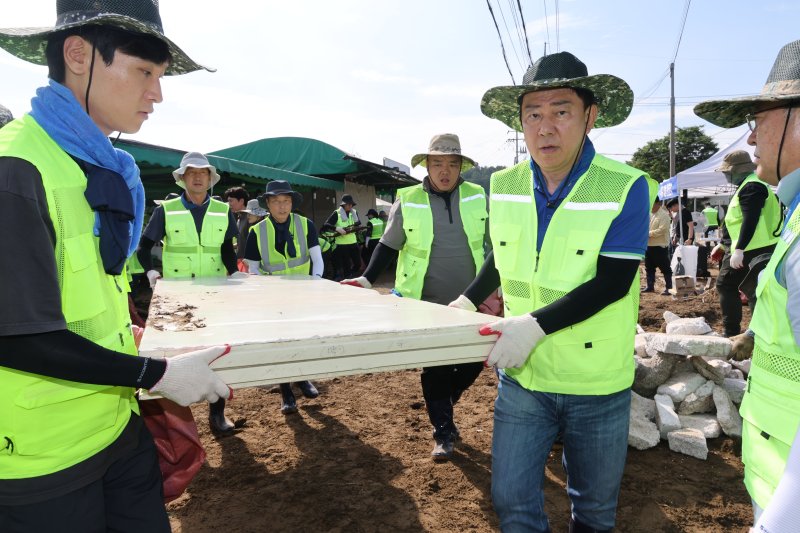 김병기 더불어민주당 대표 직무대행 겸 원내대표가 24일 오전 경기도 가평군 조종면 수해 피해 현장을 찾아 복구 지원활동을 하고 있다. ⓒ News1 이광호 기자