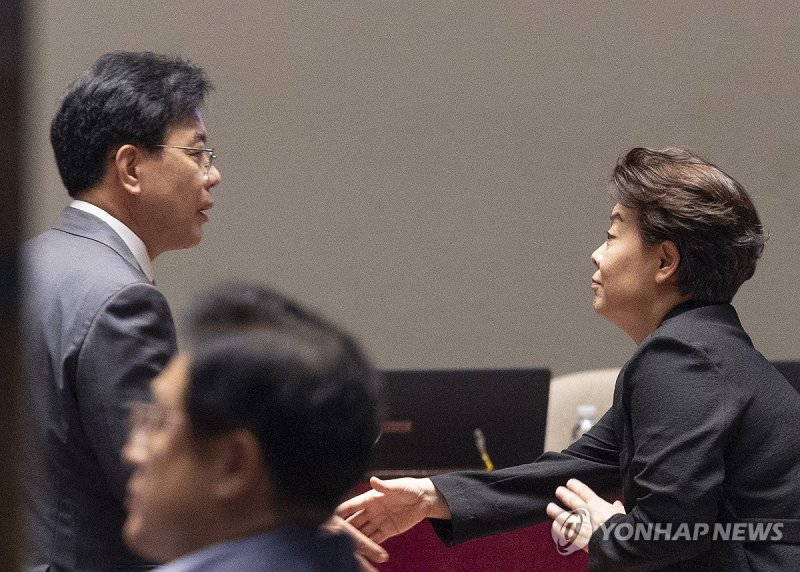 의총장에서 만난 송언석과 윤희숙 (출처=연합뉴스)