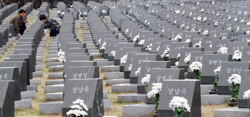 제주시 봉개동 4·3평화공원 내 행방불명인 묘역에서 유족들이 참배하고 있다(자료사진)/뉴스1