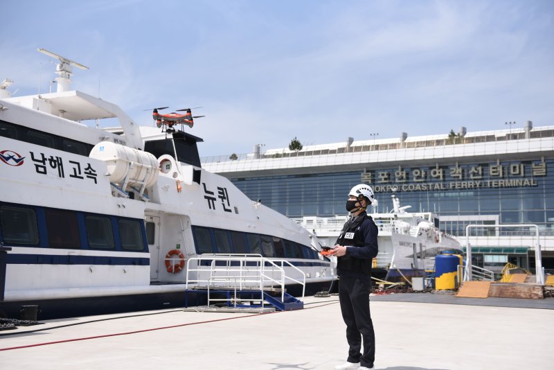 [서울=뉴시스] 한국해양교통안전공단(KOMSA) 운항관리자가 드론을 활용해 여객선 안전 점검 중인 모습.