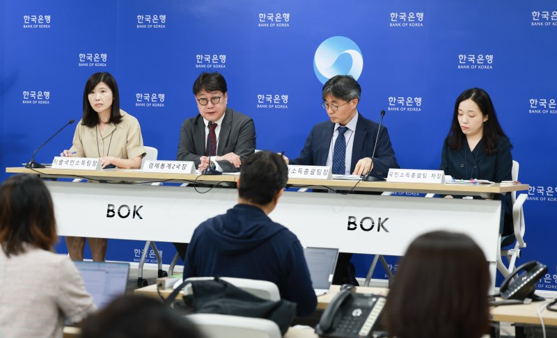 이동원 한국은행 경제통계2국장이 24일 서울 중구 한국은행에서 열린 2분기 실질 국내총생산(속보) 설명회에서 발언하고 있다. /뉴스1