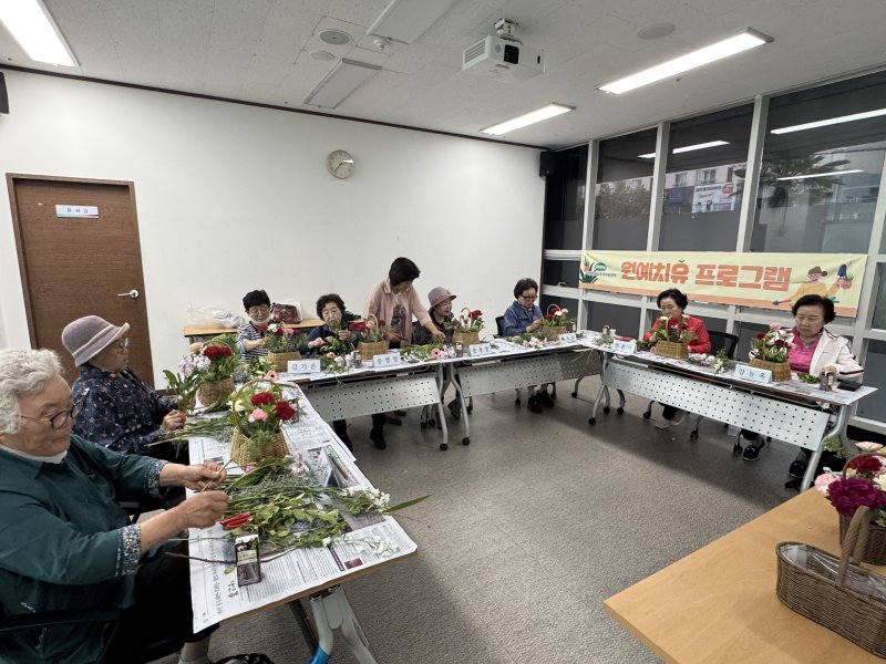 [제주=뉴시스] 국립제주트라우마센터에서 진행한 원예치유 프로그램 활동. (사진=제주도 제공) photo@newsis.com *재판매 및 DB 금지
