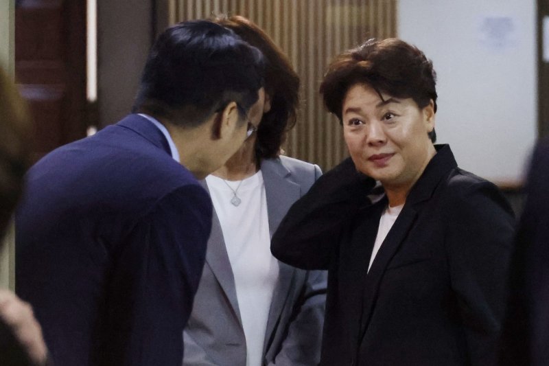윤희숙 국민의힘 혁신위원장이 23일 오후 서울 여의도 국회에서 열린 의원총회를 마치고 의원들과 대화하고 있다. 2025.7.23/뉴스1 ⓒ News1 이광호 기자