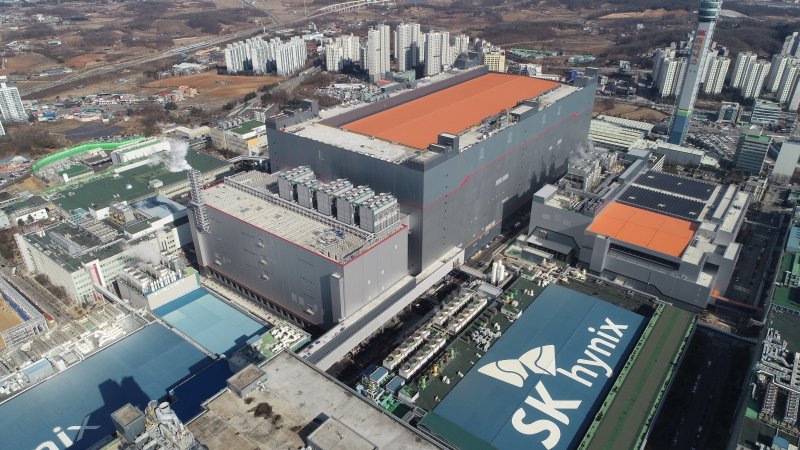 SK하이닉스가 1일 경기도 이천 본사에서 10나노급 D램 제품을 주로 생산할 M16 준공식을 개최했다. D램 제품을 주로 생산하게 될 M16은 축구장 8개에 해당하는 5만 7000㎡(1만7000여평)의 건축면적에 길이 336m, 폭 163m, 높이는 아파트 37층에 달하는 105m로 조성됐다. SK하이닉스가 국내외에 보유한 생산 시설 중 최대 규모다. 사진은 M16 전경. (SK하이닉스 제공) 2021.2.1/뉴스1