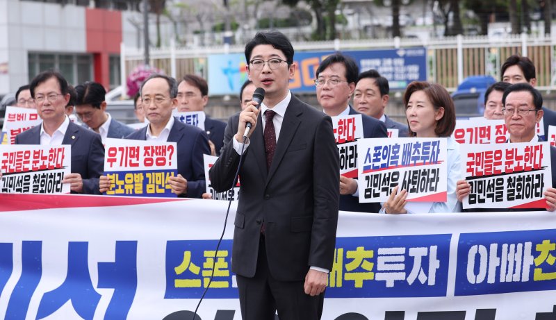 주진우 국민의힘 의원이 1일 서울 용산구 대통령실 앞에서 열린 현장 의원총회에서 김민석 국무총리 후보자 지명 철회를 촉구하고 있다. 2025.7.1/뉴스1 ⓒ News1 박지혜 기자