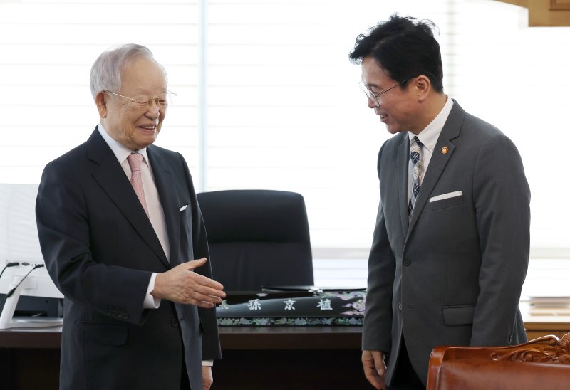김영훈 고용노동부 장관이 24일 서울 마포구 한국경영자총협회를 방문해 손경식 경총 회장과 인사를 나누고 있다. 민주노총 위원장 출신의 김 장관은 이날 취임 후 첫 대외 일정을 중기중앙회, 경총, 대한상의 등 경영계 단체들과의 연쇄 간담회로 시작했다. /사진=뉴스1화상