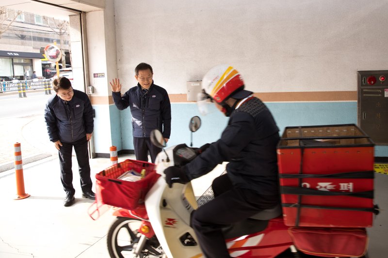 (사진은 기사 내용과 무관함) 부산광역시 수영구 남부산우체국 집배원.(과학기술정보통신부 제공) 2024.3.14/뉴스1