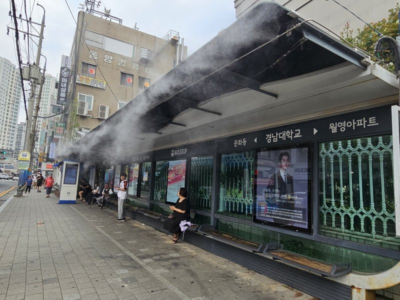 [창원=뉴시스] 강경국 기자 = 경남 창원시가 경남대 남부터미널 버스정류장에 설치한 쿨링포그가 정상적으로 작동하고 있다. (사진=창원시청 제공). 2025.07.24. photo@newsis.com *재판매 및 DB 금지