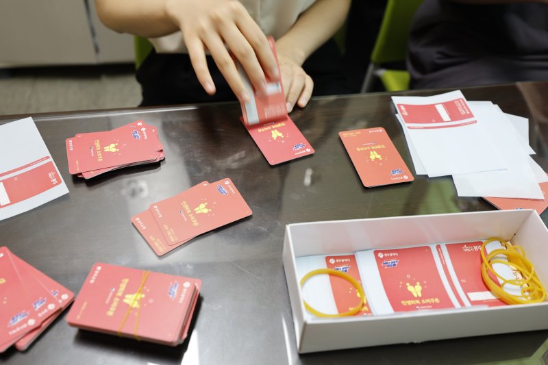 광주시가 민생 회복 소비쿠폰 선불카드의 액수별 '카드 색상'을 다르게 배부해 논란이 인 가운데 24일 광주 한 행정복지센터에서 공직자들이 선불카드에 스티커 부착 작업을 하고있다. 2025.7.24/뉴스1 ⓒ News1 김태성 기자