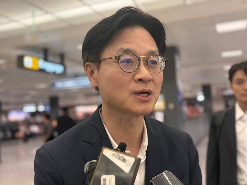 [워싱턴=뉴시스]이윤희 특파원 = , 김정관 산업통상자원부 장관이 미국과의 관세 협상에 가세하기 위해 23일(현지 시간) 미국 워싱턴DC 인근 덜레스국제공항으로 입국하며 특파원들 질문에 답하고 있다. 2025.07.24.