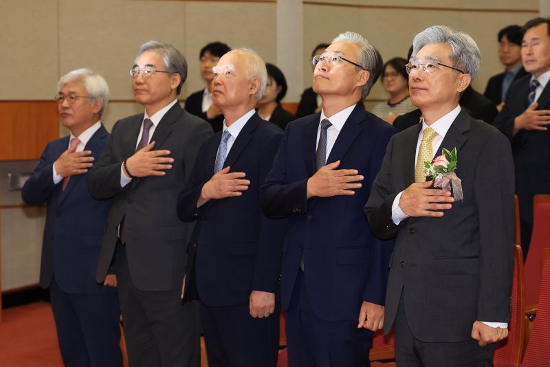 김상환 헌법재판소장이 24일 오전 서울 종로구 재동 헌법재판소에서 열린 취임식에서 국민의례를 하고 있다. 2025.7.24/뉴스1 ⓒ News1 박정호 기자
