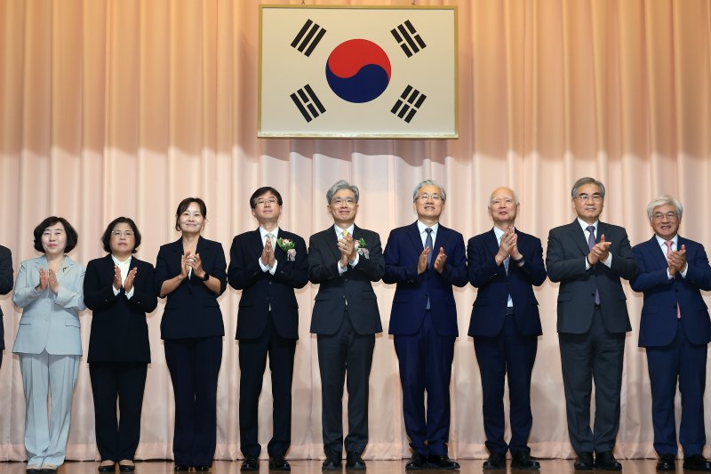 김상환 헌법재판소장(가운데)이 24일 오전 서울 종로구 재동 헌법재판소에서 열린 취임식에서 헌법재판관들과 기념 촬영을 하고 있다. 왼쪽부터 정계선, 이복형, 정정미, 오영준 헌법재판관, 김 헌법재판소장, 김형두, 정형식, 조한창, 마은혁 헌법재판관. 2025.7.24/뉴스1 ⓒ News1 박정호 기자